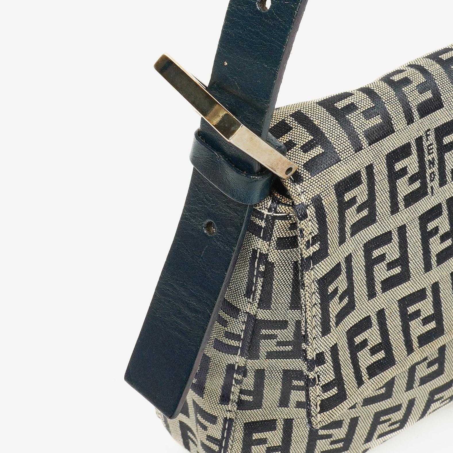 Fendi Zuccino Baguette Handtasche in Navy/Grau