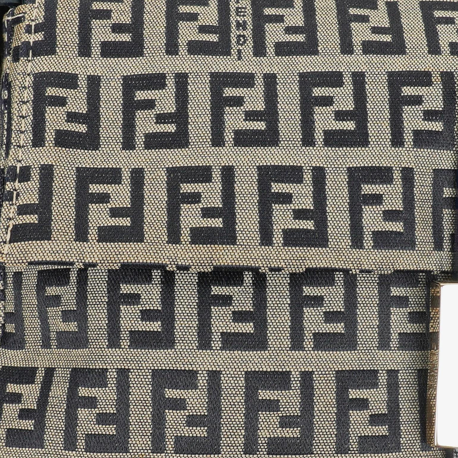 Fendi Zuccino Baguette Handtasche in Navy/Grau