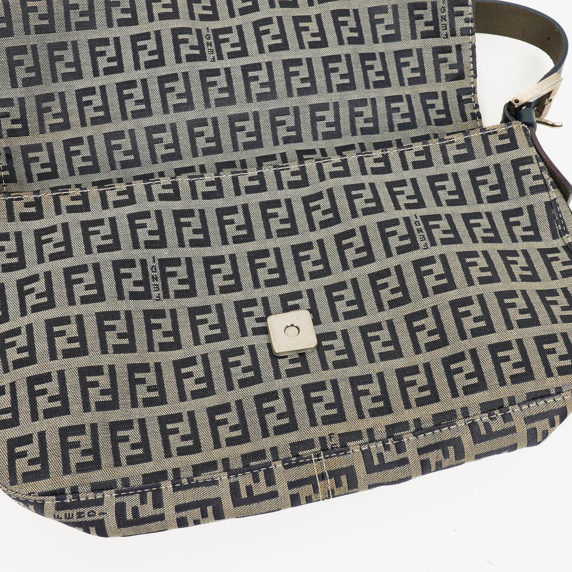 Fendi Zuccino Baguette Handtasche in Navy/Grau