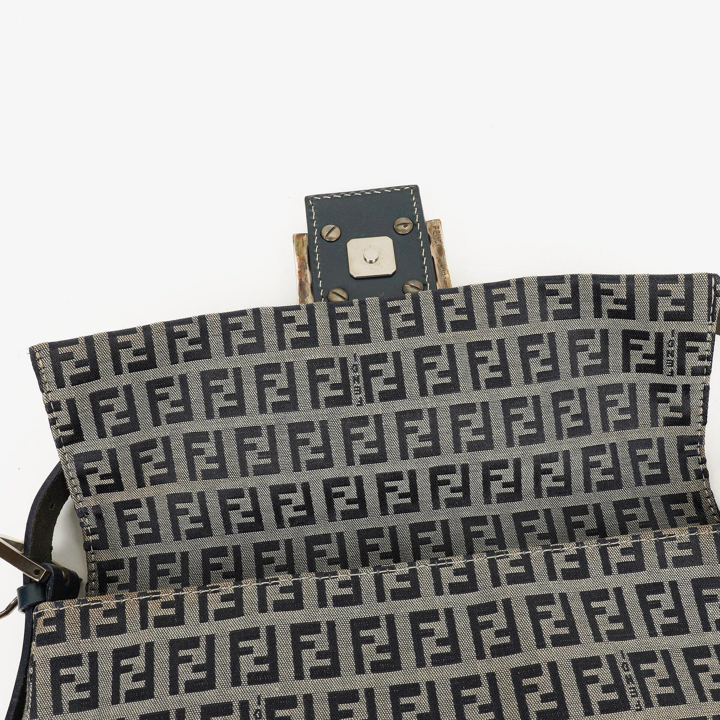Fendi Zuccino Baguette Handtasche in Navy/Grau