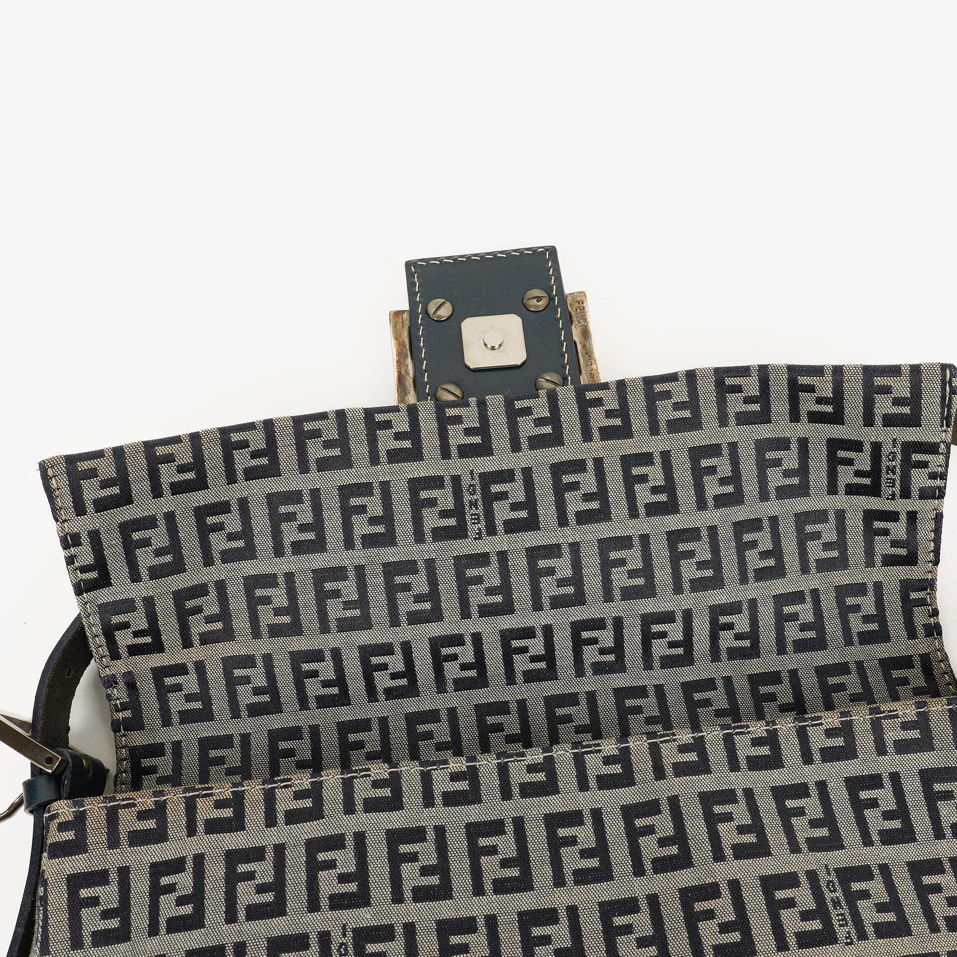 Fendi Zuccino Baguette Handtasche in Navy/Grau