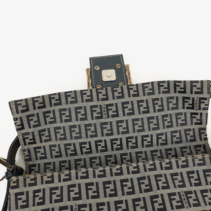 Fendi Zuccino Baguette Handtasche in Navy/Grau
