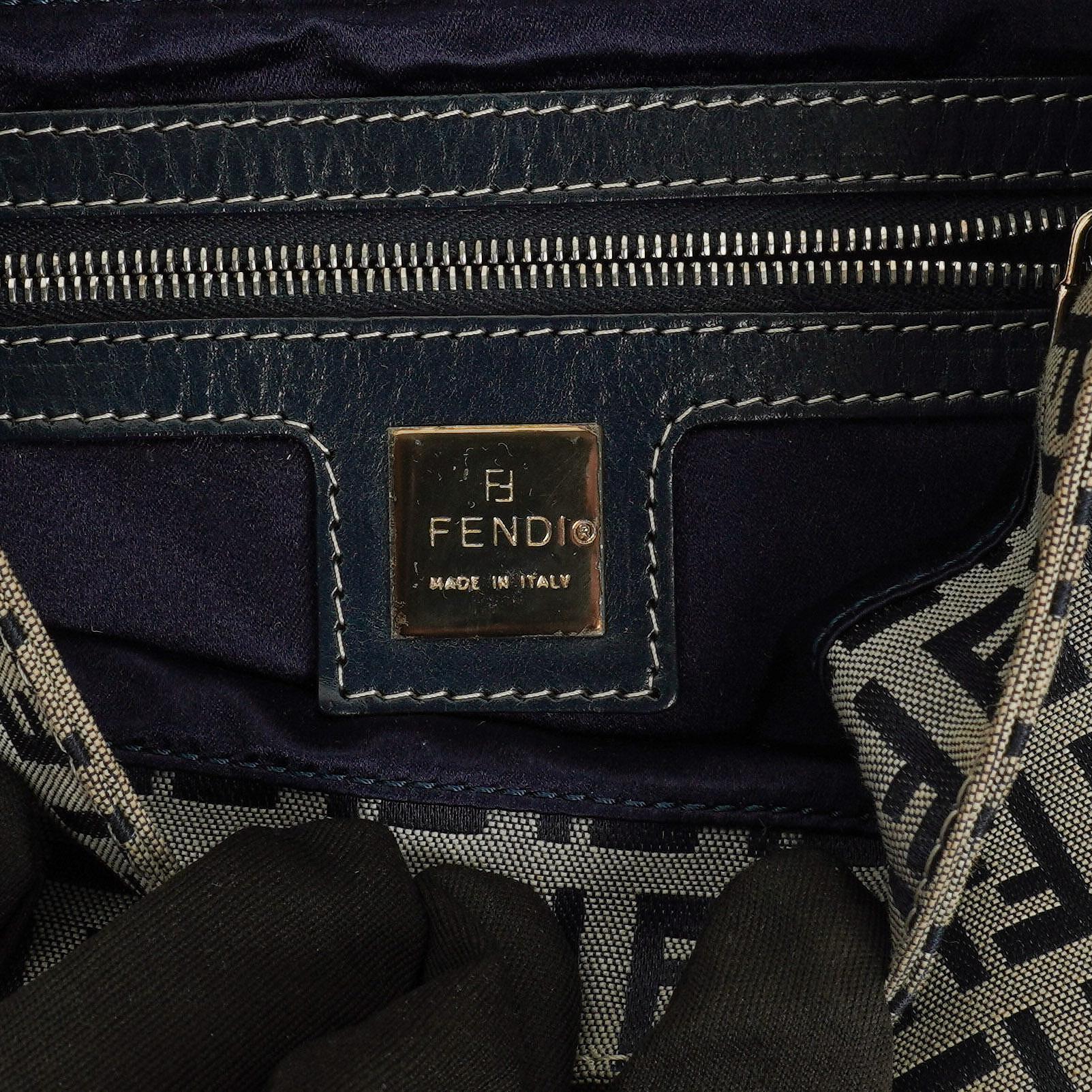Fendi Zuccino Baguette Handtasche in Navy/Grau