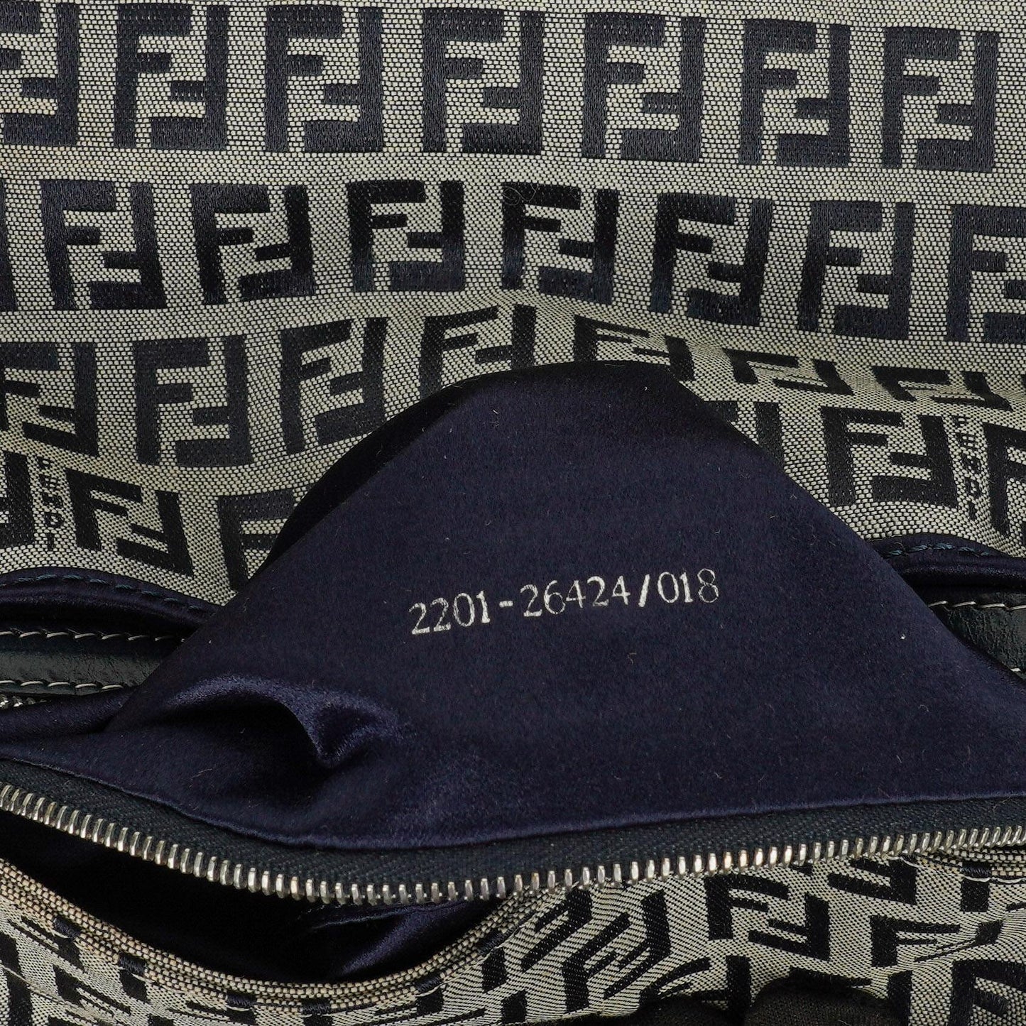 Fendi Zuccino Baguette Handtasche in Navy/Grau