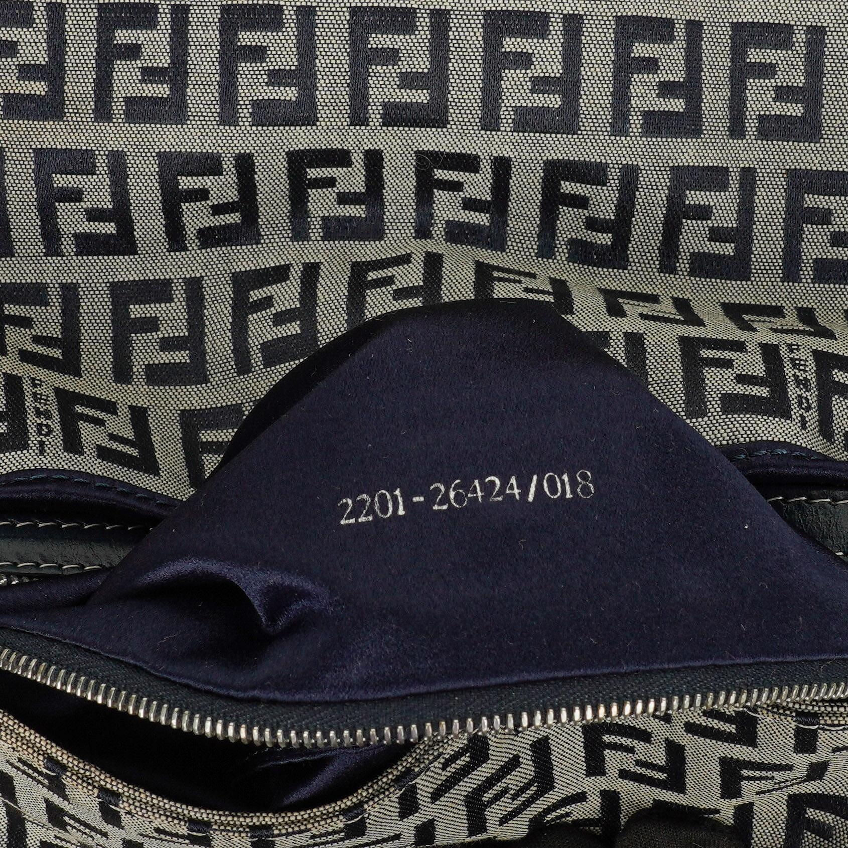 Fendi Zuccino Baguette Handtasche in Navy/Grau