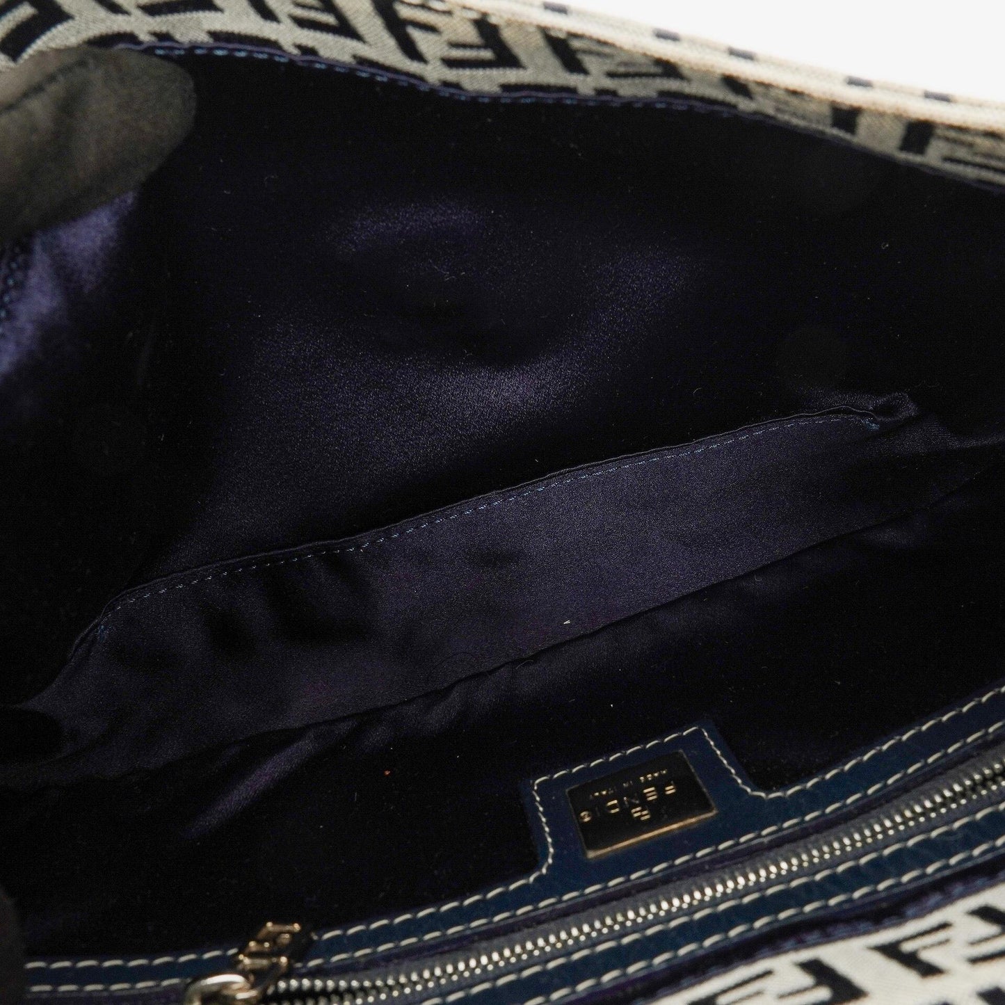 Fendi Zuccino Baguette Handtasche in Navy/Grau