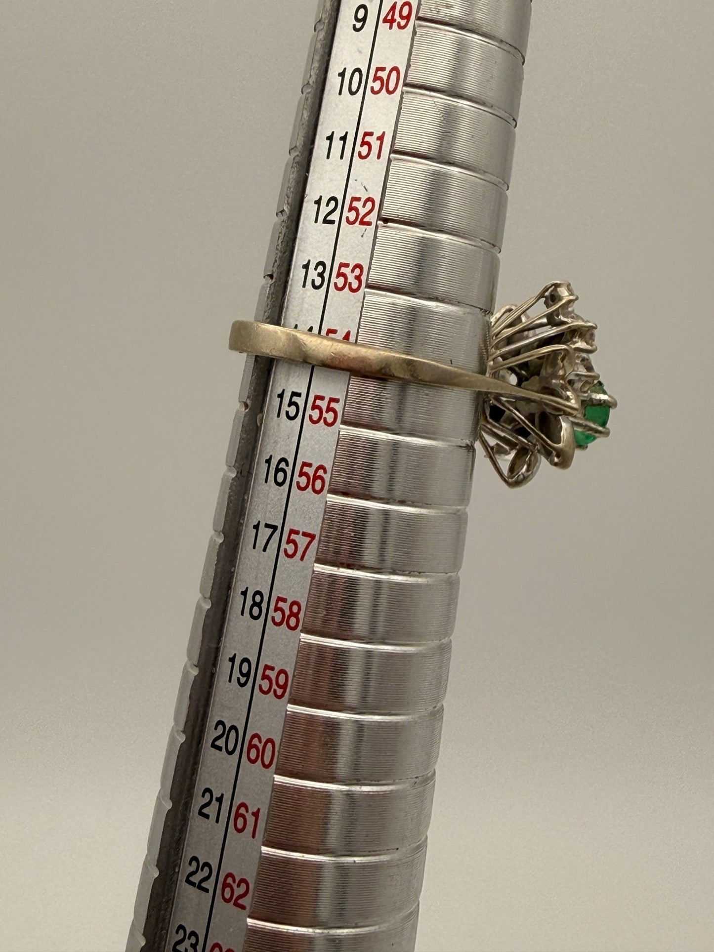 Floraler Vintage Smaragd Ring 14 Karat Weißgold mit Diamanten - Laminimas e.K