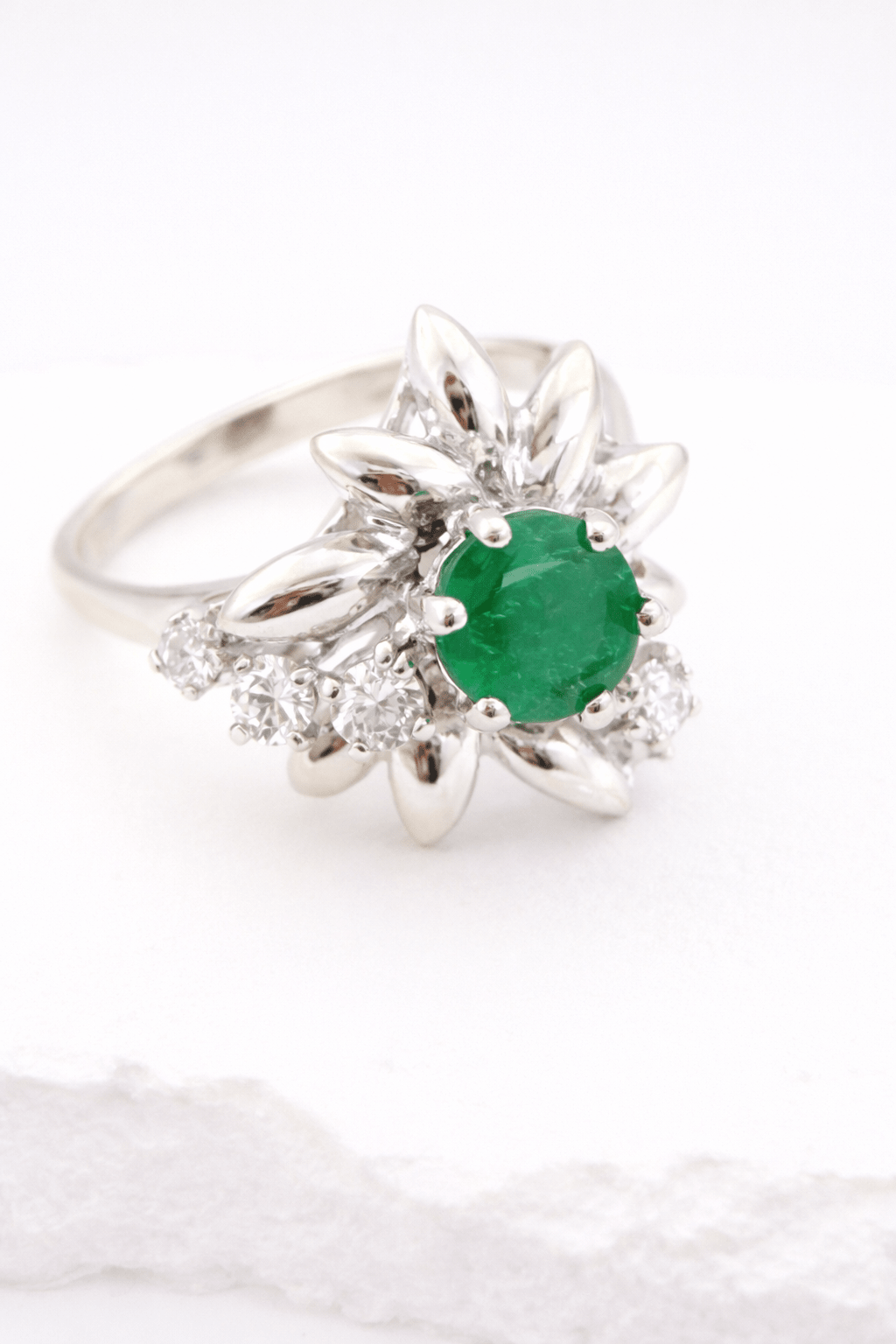 Floraler Vintage Smaragd Ring 14 Karat Weißgold mit Diamanten - Laminimas e.K