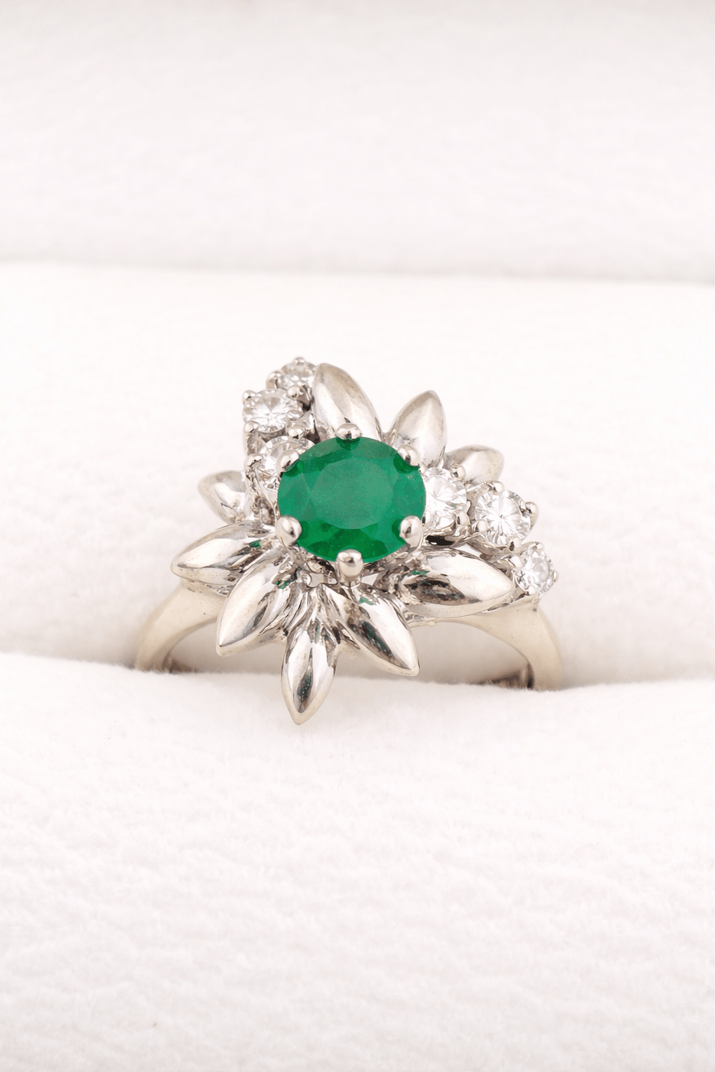 Floraler Vintage Smaragd Ring 14 Karat Weißgold mit Diamanten - Laminimas e.K