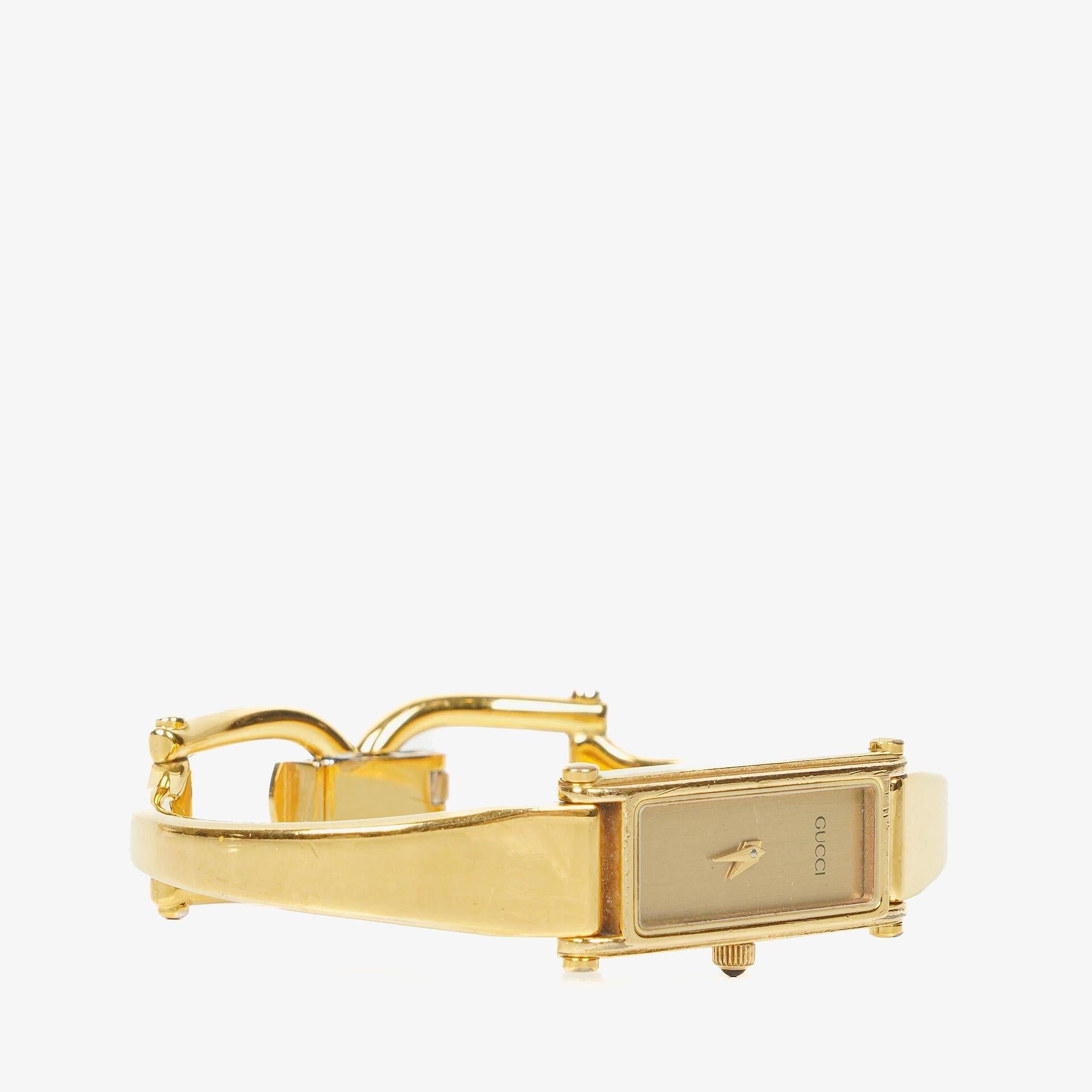 Gucci 1500 rechteckige Uhr aus goldfarbenem Edelstahl