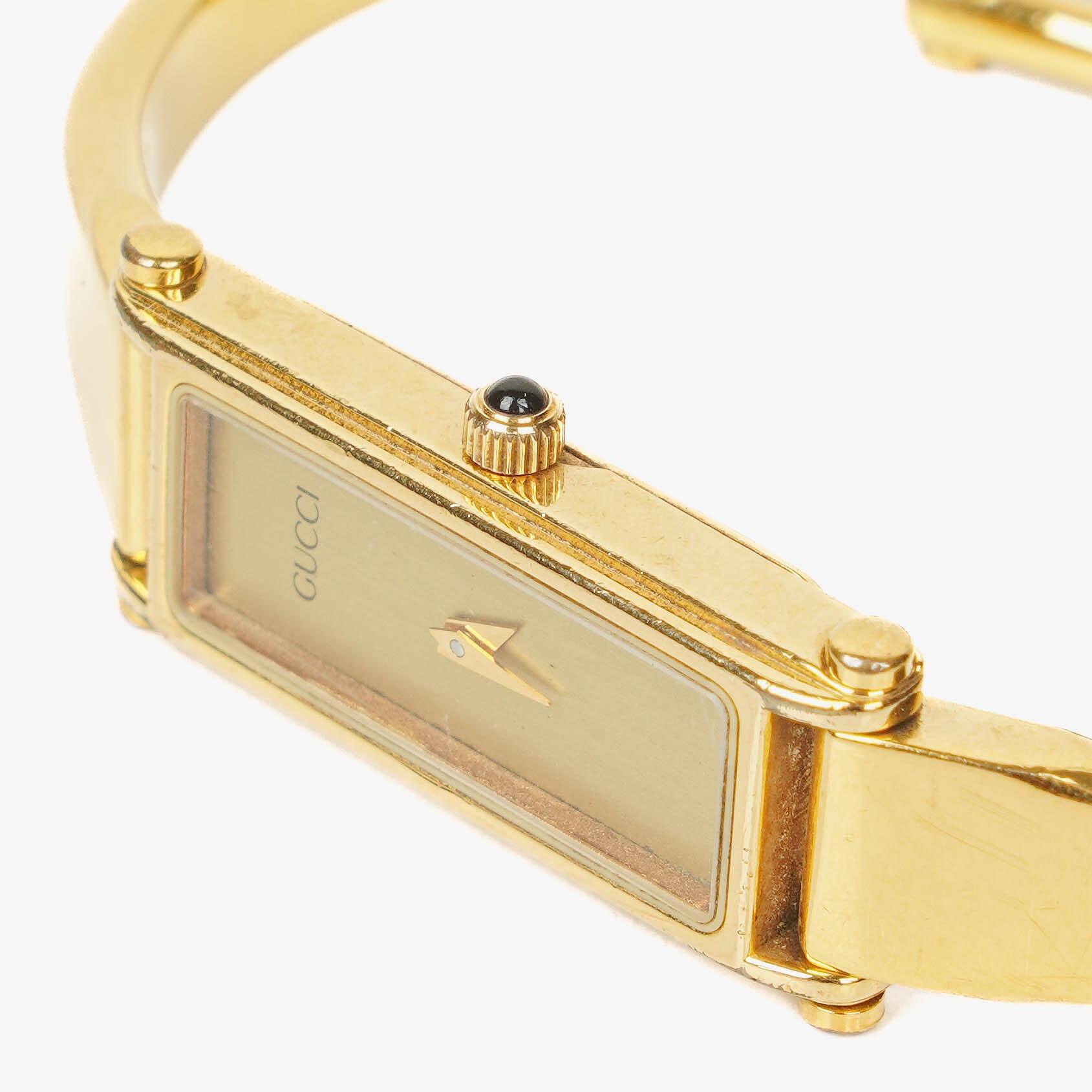 Gucci 1500 rechteckige Uhr aus goldfarbenem Edelstahl