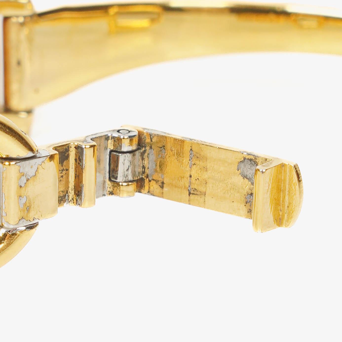 Gucci 1500 rechteckige Uhr aus goldfarbenem Edelstahl