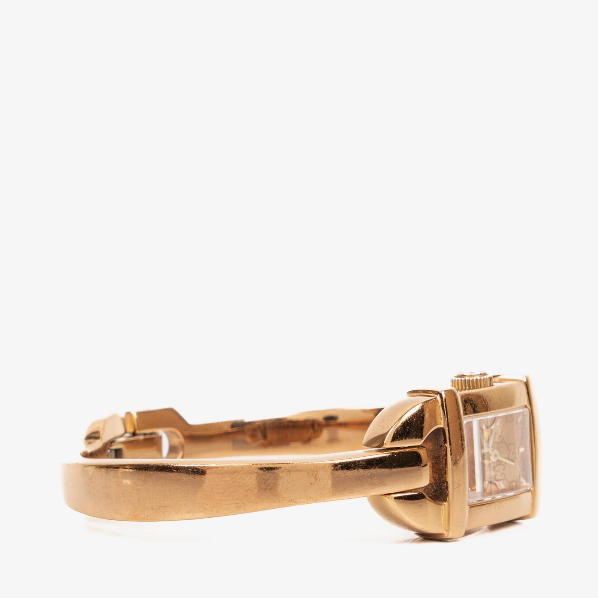 Gucci 6800L Armreif-Uhr aus goldfarbenem Edelstahl mit GG-Zifferblatt