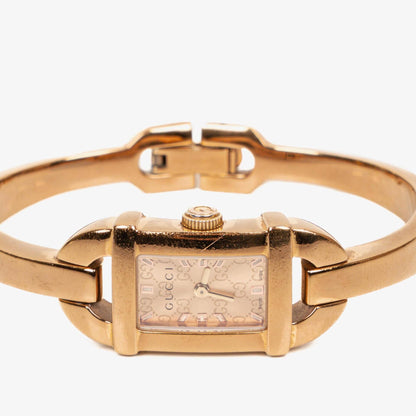 Gucci 6800L Armreif-Uhr aus goldfarbenem Edelstahl mit GG-Zifferblatt