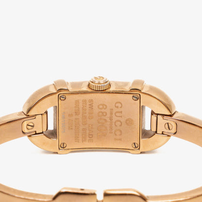 Gucci 6800L Armreif-Uhr aus goldfarbenem Edelstahl mit GG-Zifferblatt