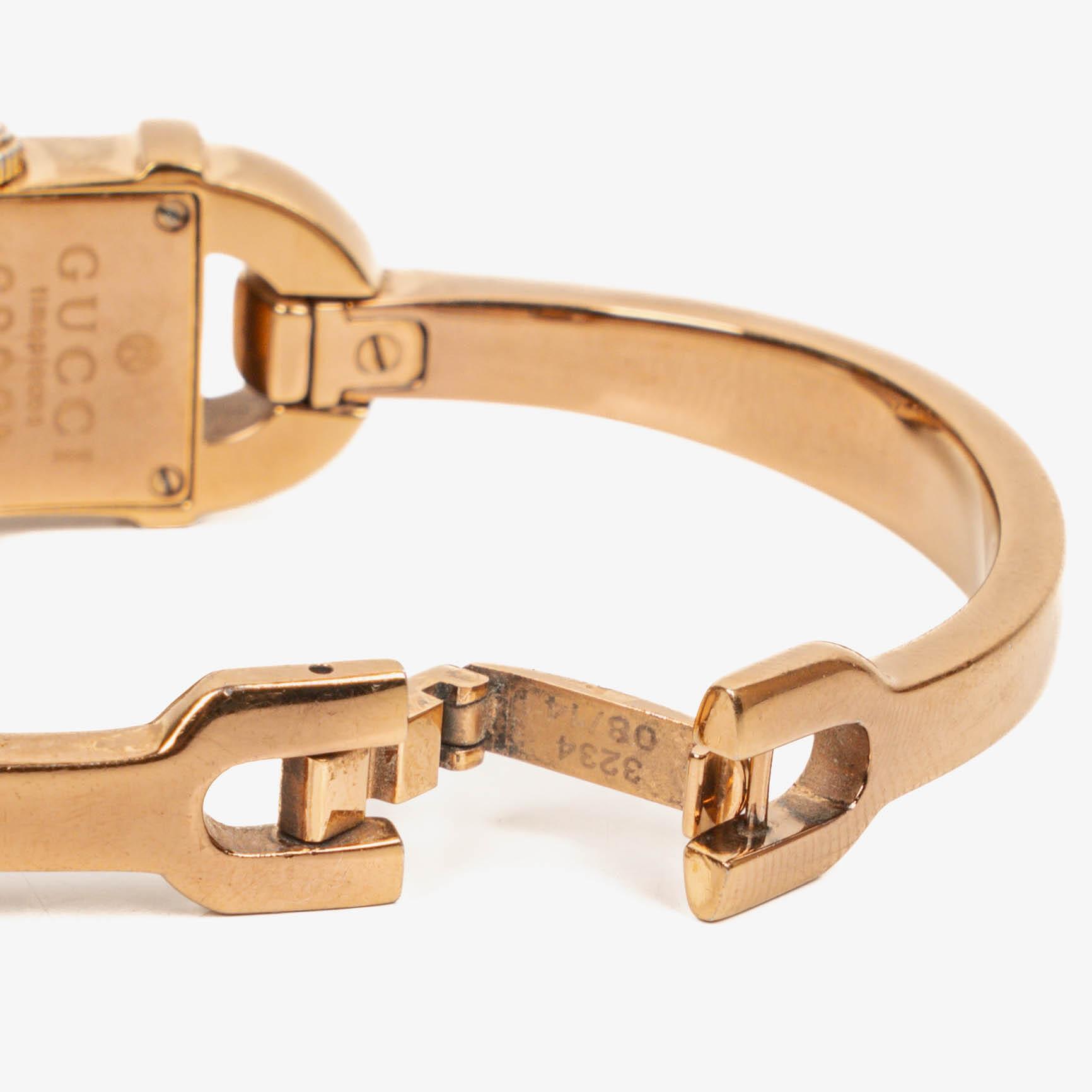 Gucci 6800L Armreif-Uhr aus goldfarbenem Edelstahl mit GG-Zifferblatt