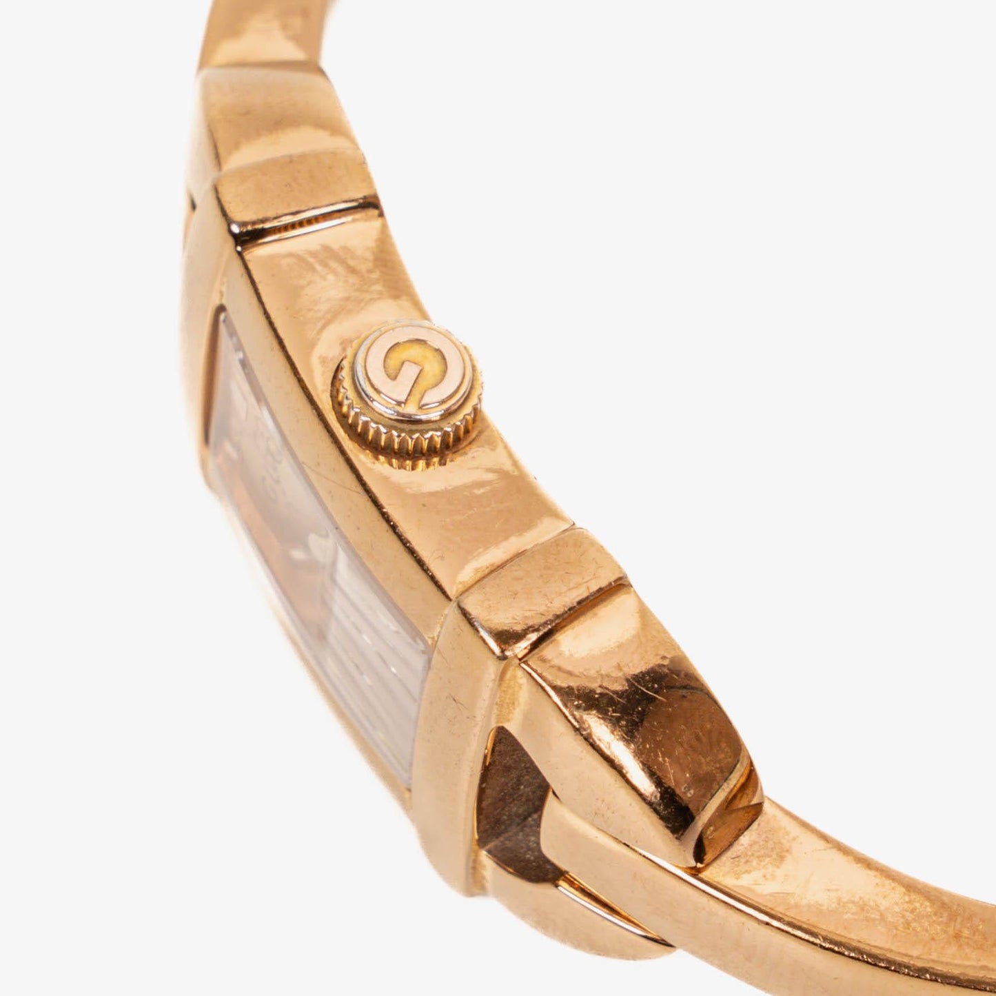 Gucci 6800L Armreif-Uhr aus goldfarbenem Edelstahl mit GG-Zifferblatt