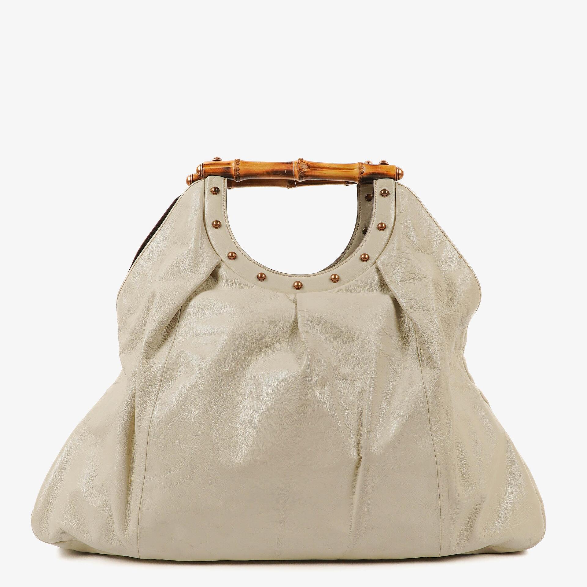 Gucci große Tote Tasche aus neutralem Kalbsleder mit Nieten und Bambusgriff