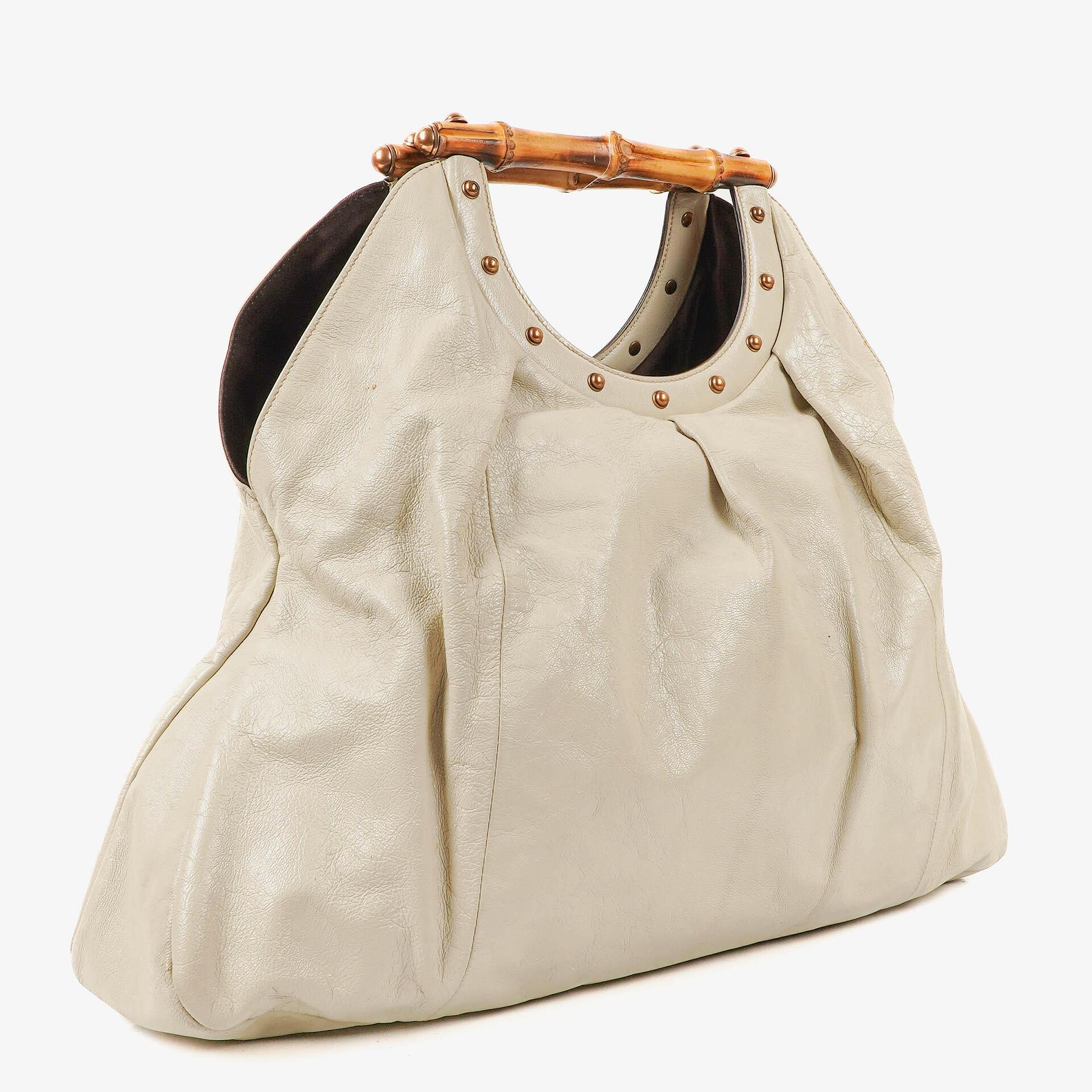 Gucci große Tote Tasche aus neutralem Kalbsleder mit Nieten und Bambusgriff
