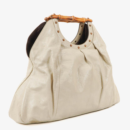 Gucci große Tote Tasche aus neutralem Kalbsleder mit Nieten und Bambusgriff