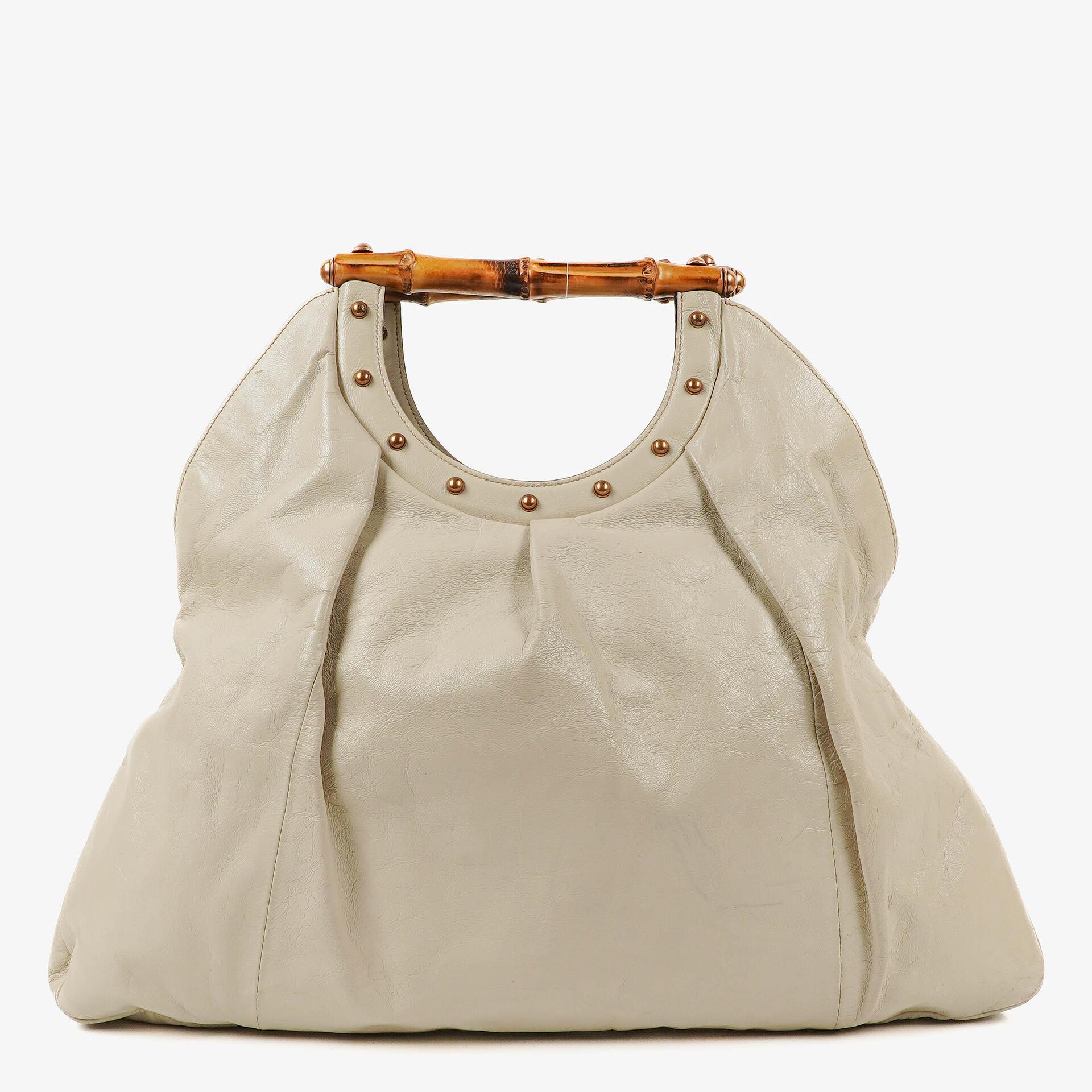 Gucci große Tote Tasche aus neutralem Kalbsleder mit Nieten und Bambusgriff