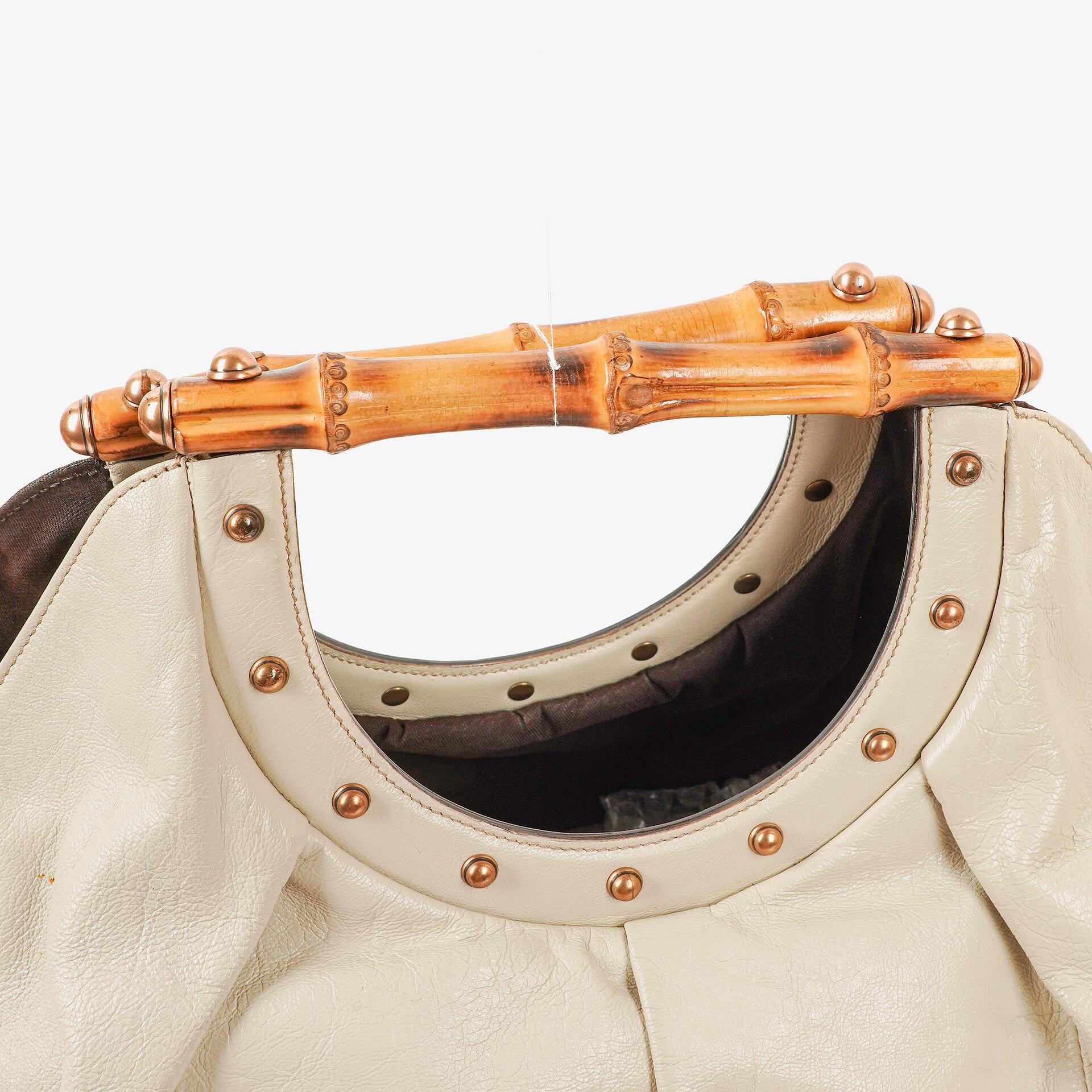 Gucci große Tote Tasche aus neutralem Kalbsleder mit Nieten und Bambusgriff