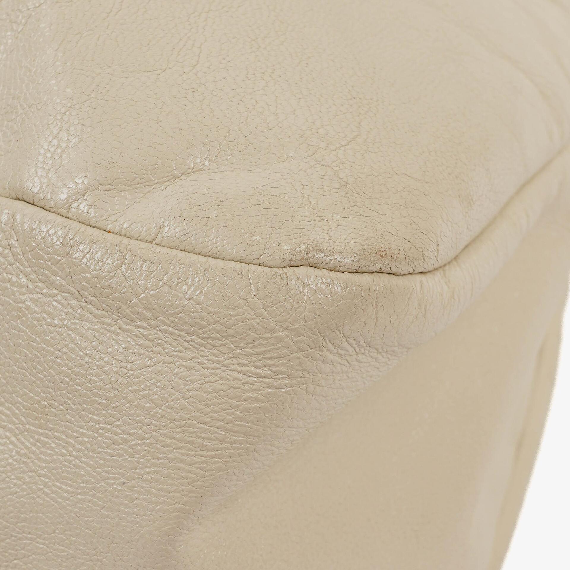 Gucci große Tote Tasche aus neutralem Kalbsleder mit Nieten und Bambusgriff
