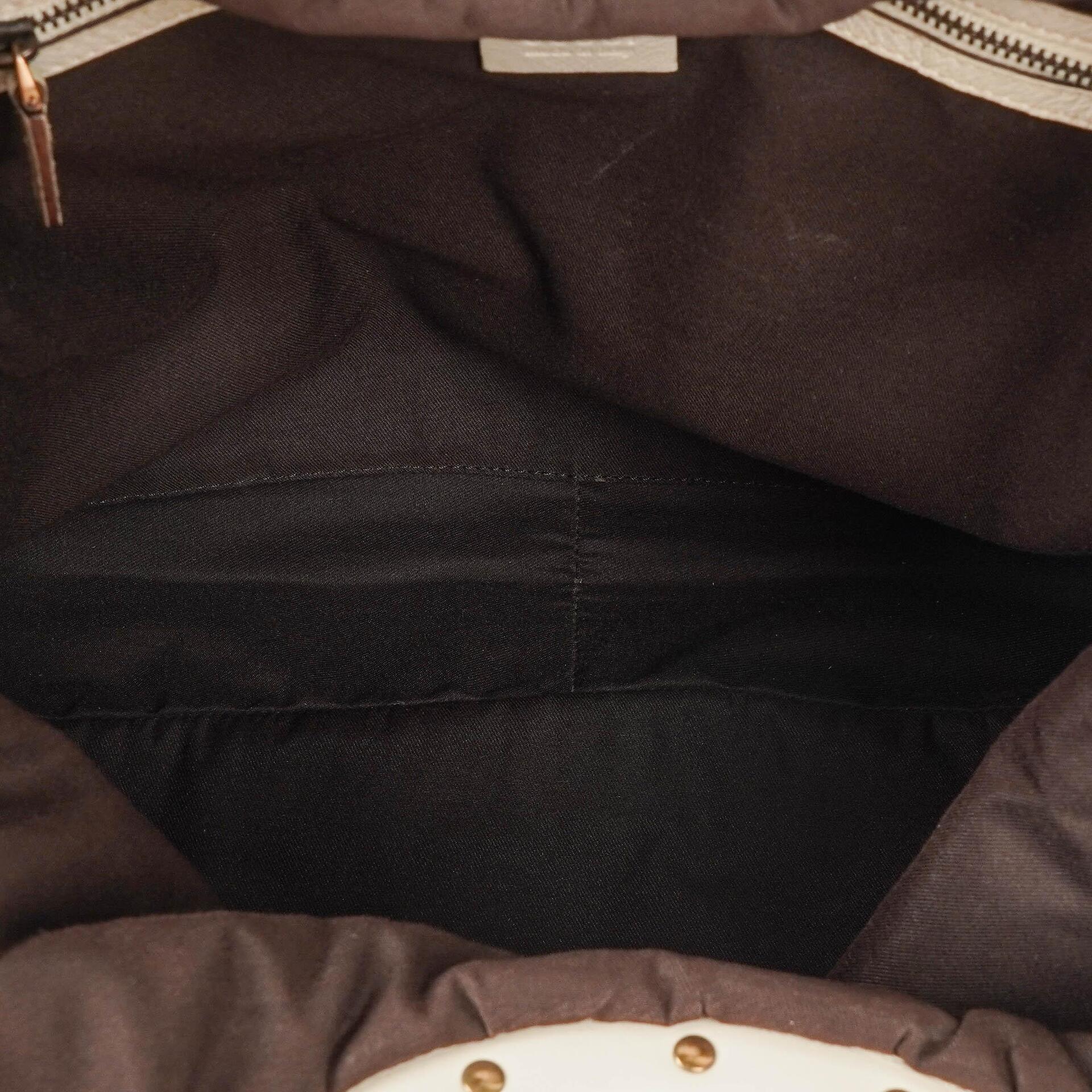Gucci große Tote Tasche aus neutralem Kalbsleder mit Nieten und Bambusgriff