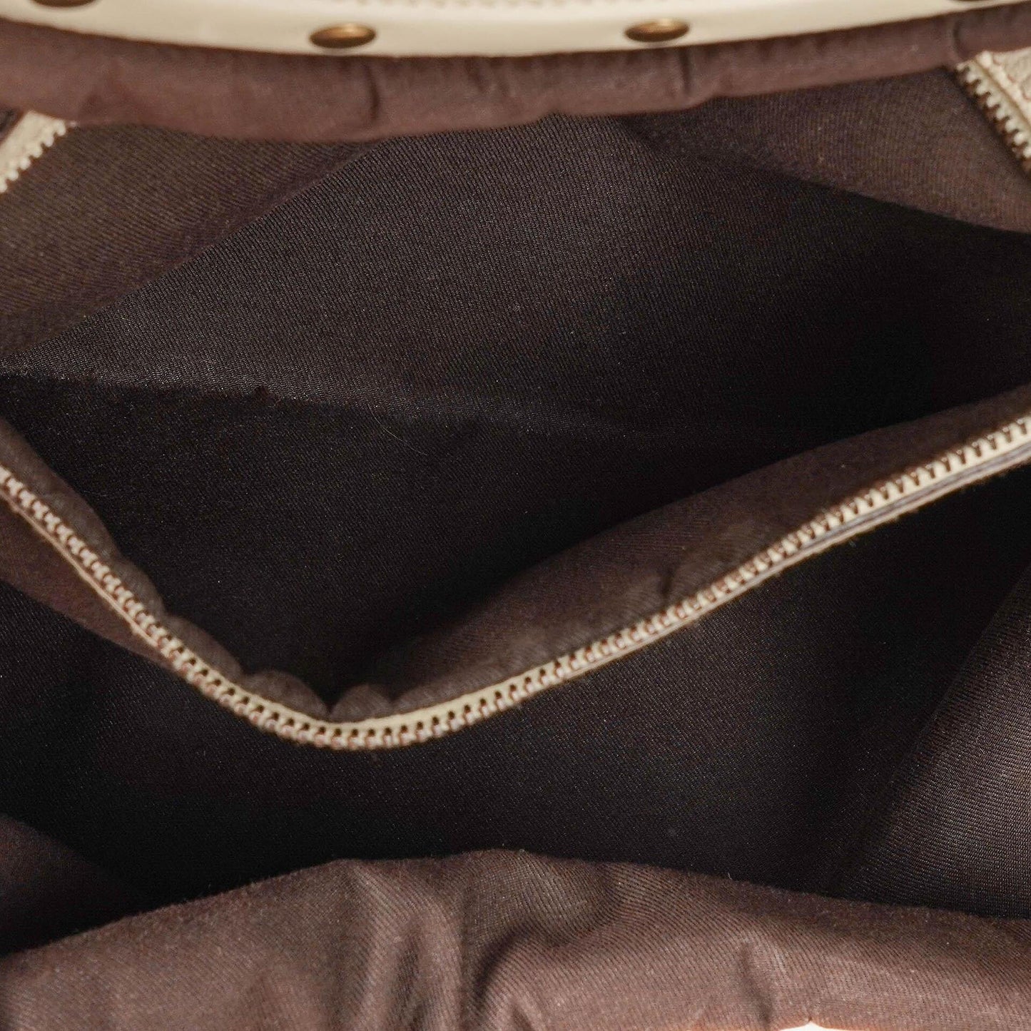 Gucci große Tote Tasche aus neutralem Kalbsleder mit Nieten und Bambusgriff