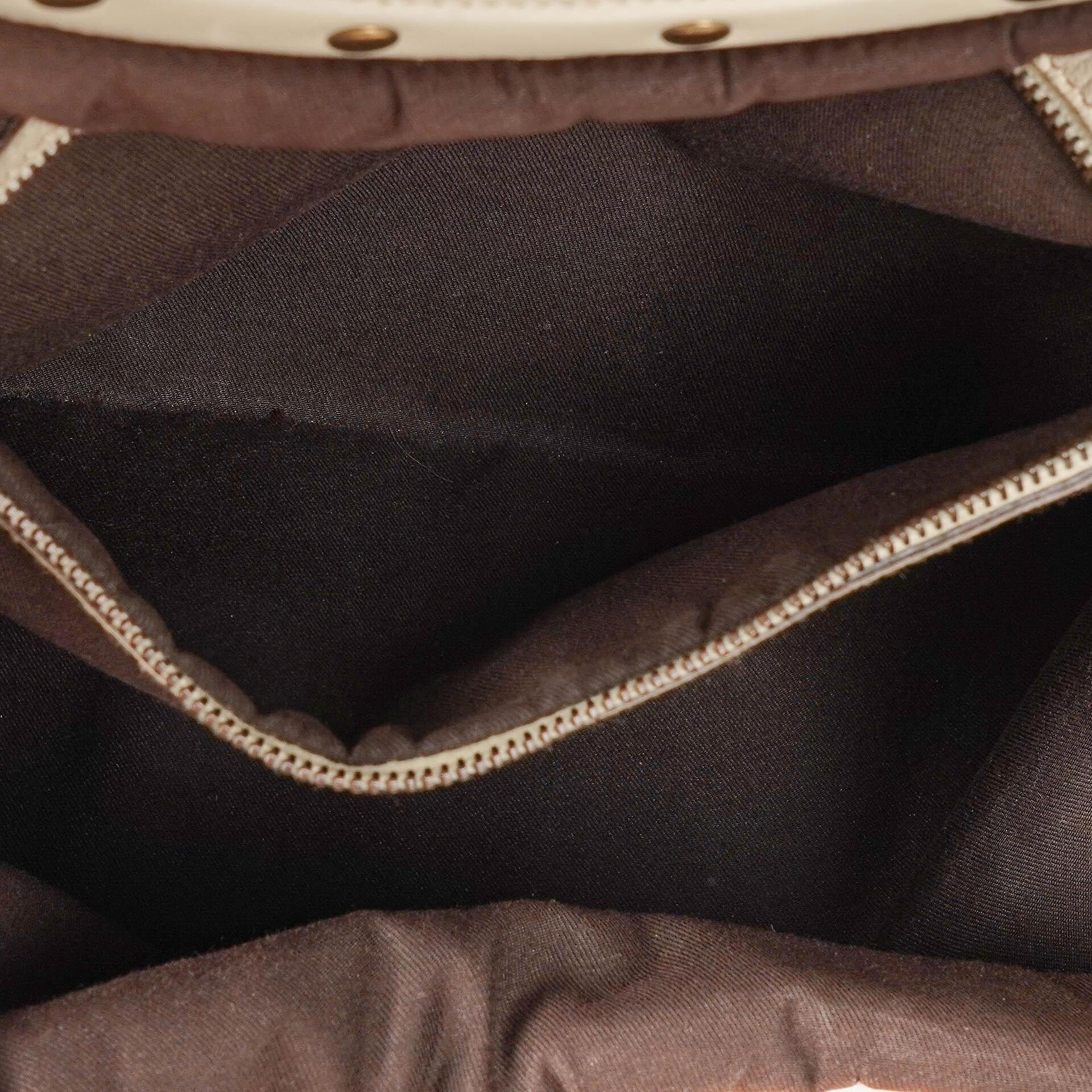 Gucci große Tote Tasche aus neutralem Kalbsleder mit Nieten und Bambusgriff