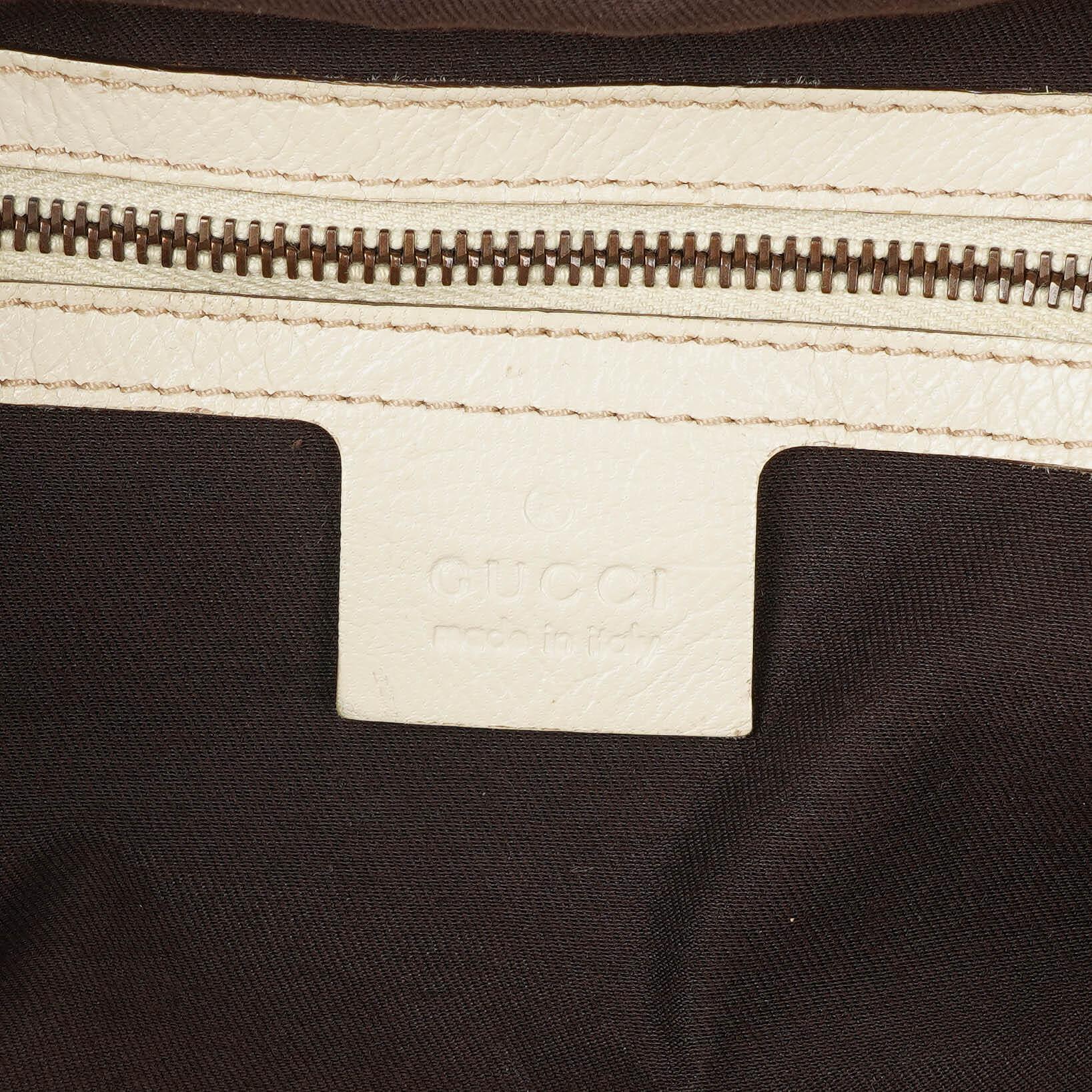 Gucci große Tote Tasche aus neutralem Kalbsleder mit Nieten und Bambusgriff