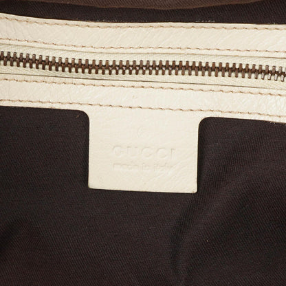 Gucci große Tote Tasche aus neutralem Kalbsleder mit Nieten und Bambusgriff