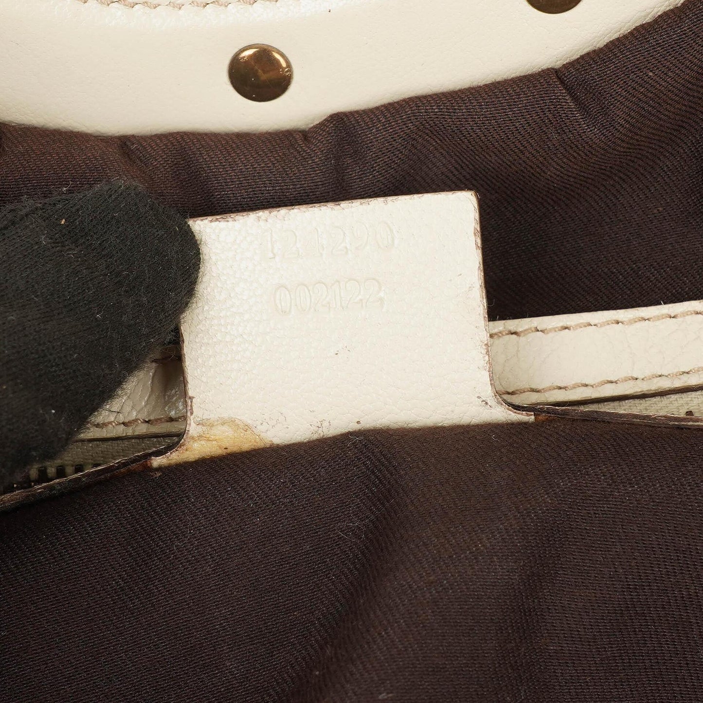 Gucci große Tote Tasche aus neutralem Kalbsleder mit Nieten und Bambusgriff