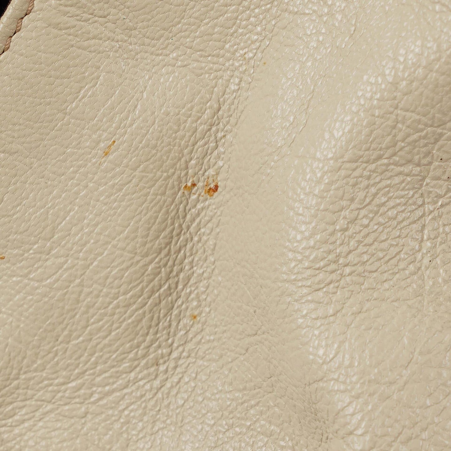 Gucci große Tote Tasche aus neutralem Kalbsleder mit Nieten und Bambusgriff