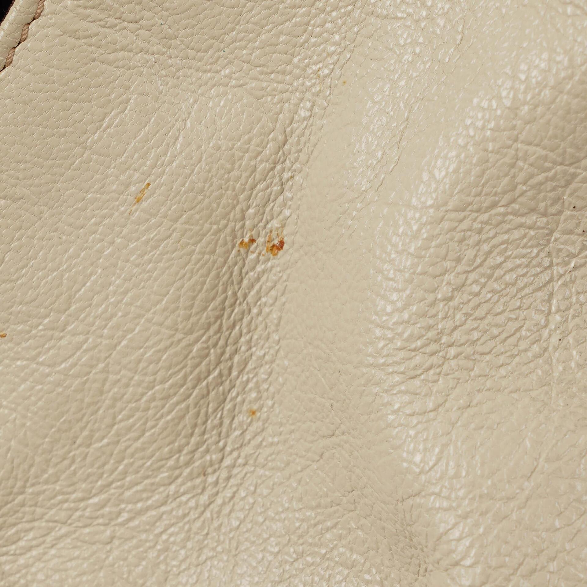 Gucci große Tote Tasche aus neutralem Kalbsleder mit Nieten und Bambusgriff