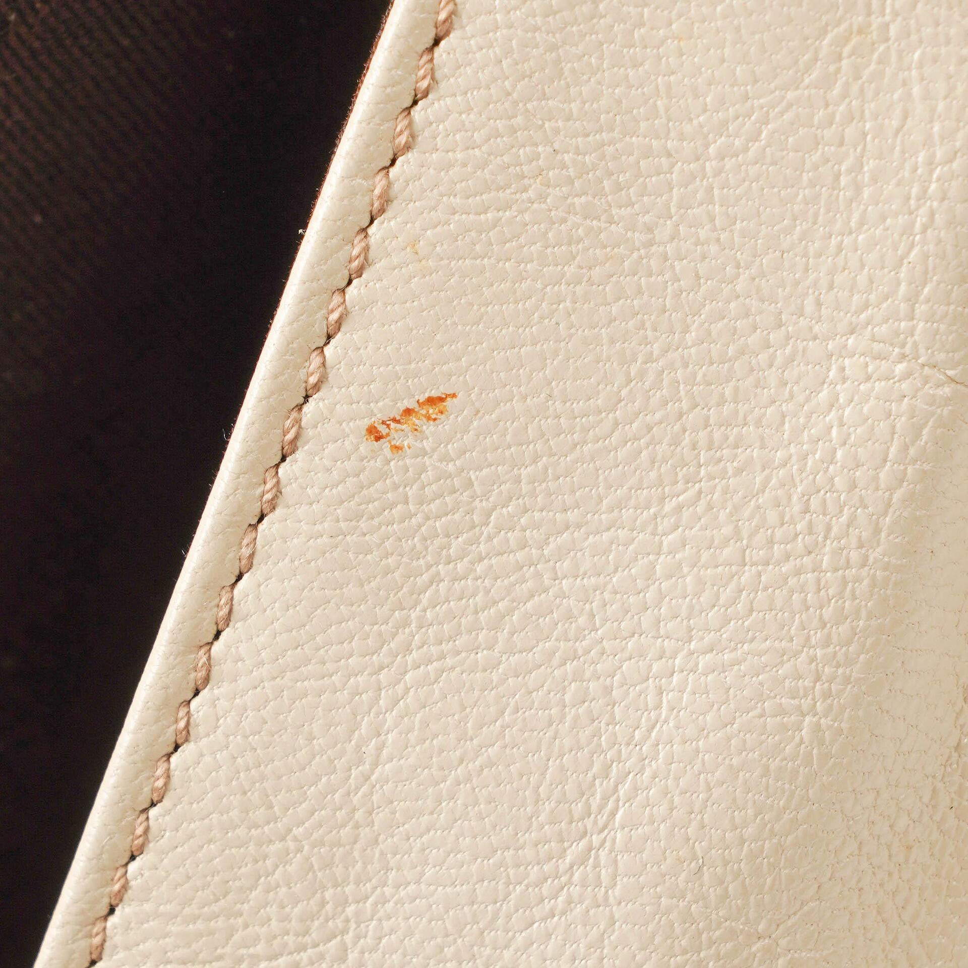 Gucci große Tote Tasche aus neutralem Kalbsleder mit Nieten und Bambusgriff