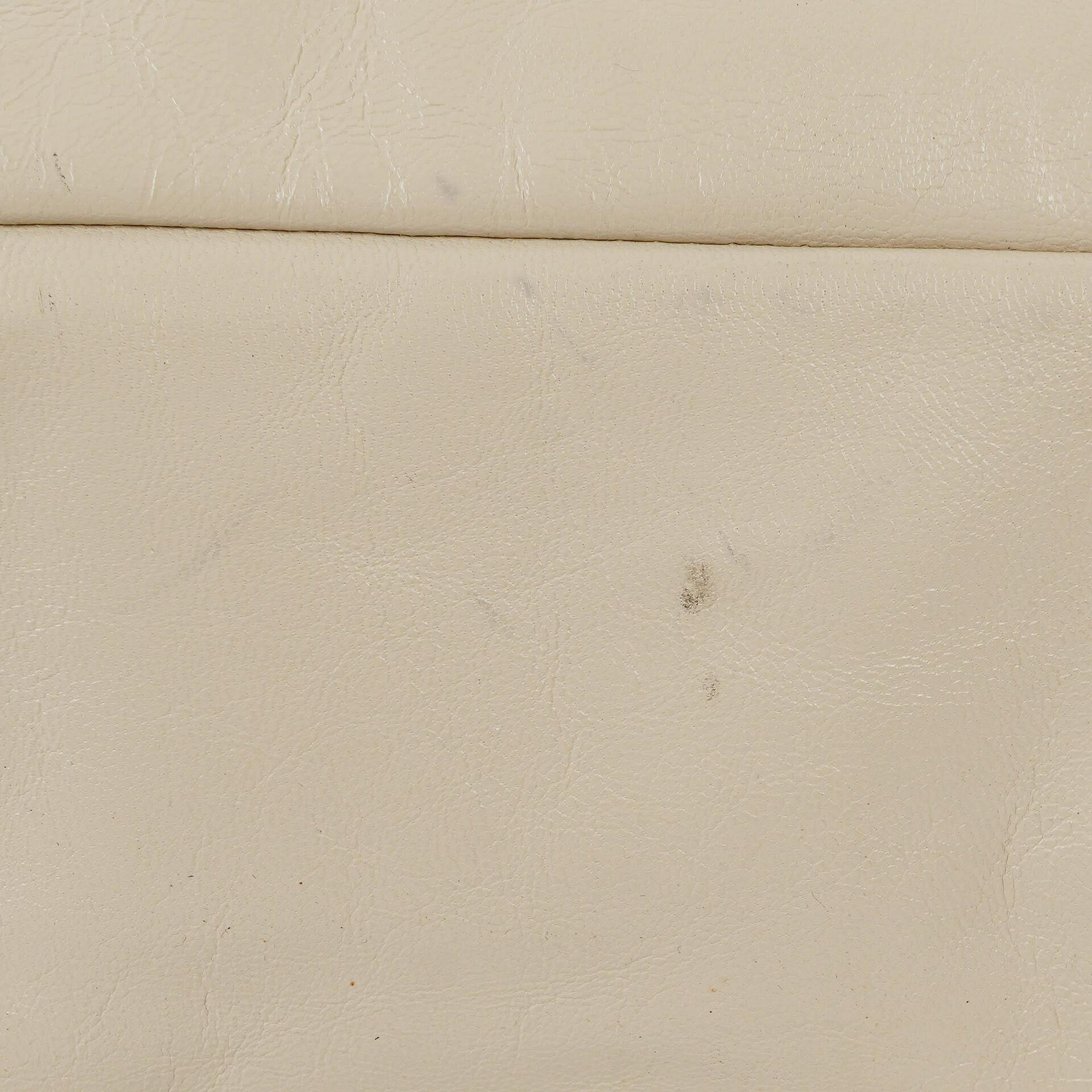 Gucci große Tote Tasche aus neutralem Kalbsleder mit Nieten und Bambusgriff