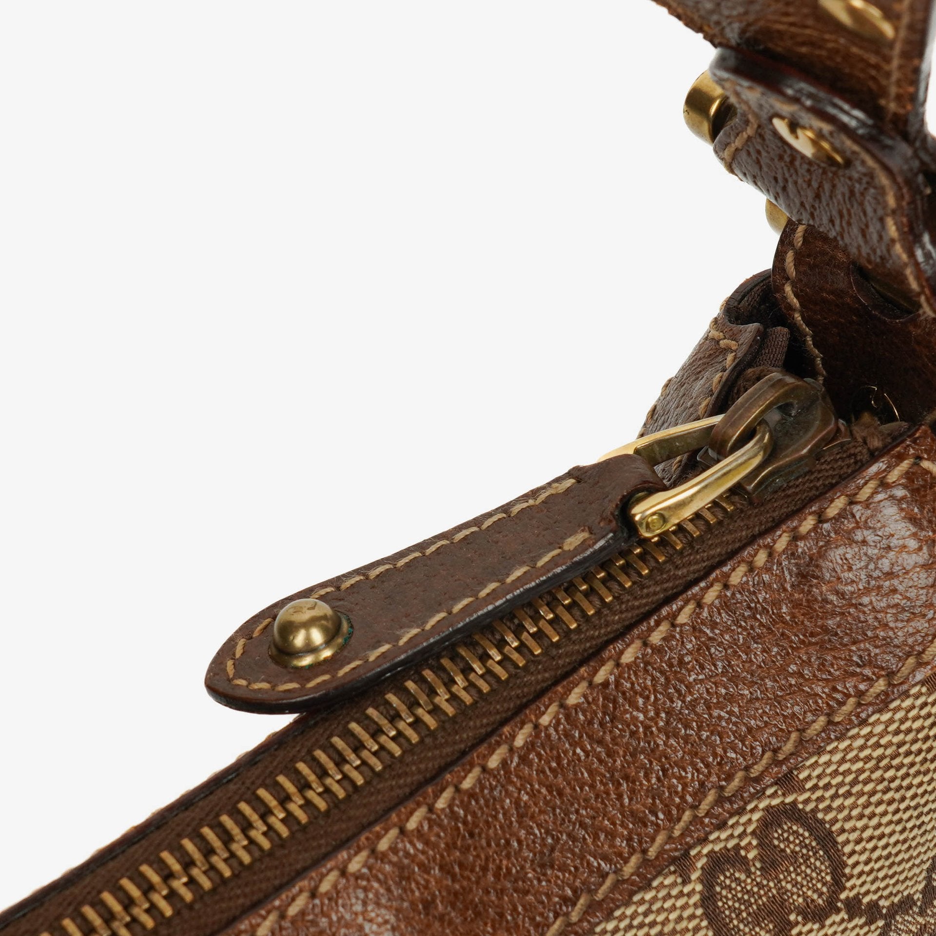 Gucci Pelham Small Schultertasche aus GG Canvas in Beige/Ebony mit Nieten