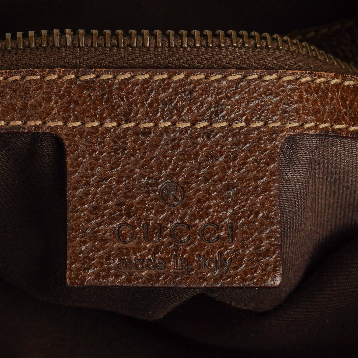 Gucci Pelham Small Schultertasche aus GG Canvas in Beige/Ebony mit Nieten