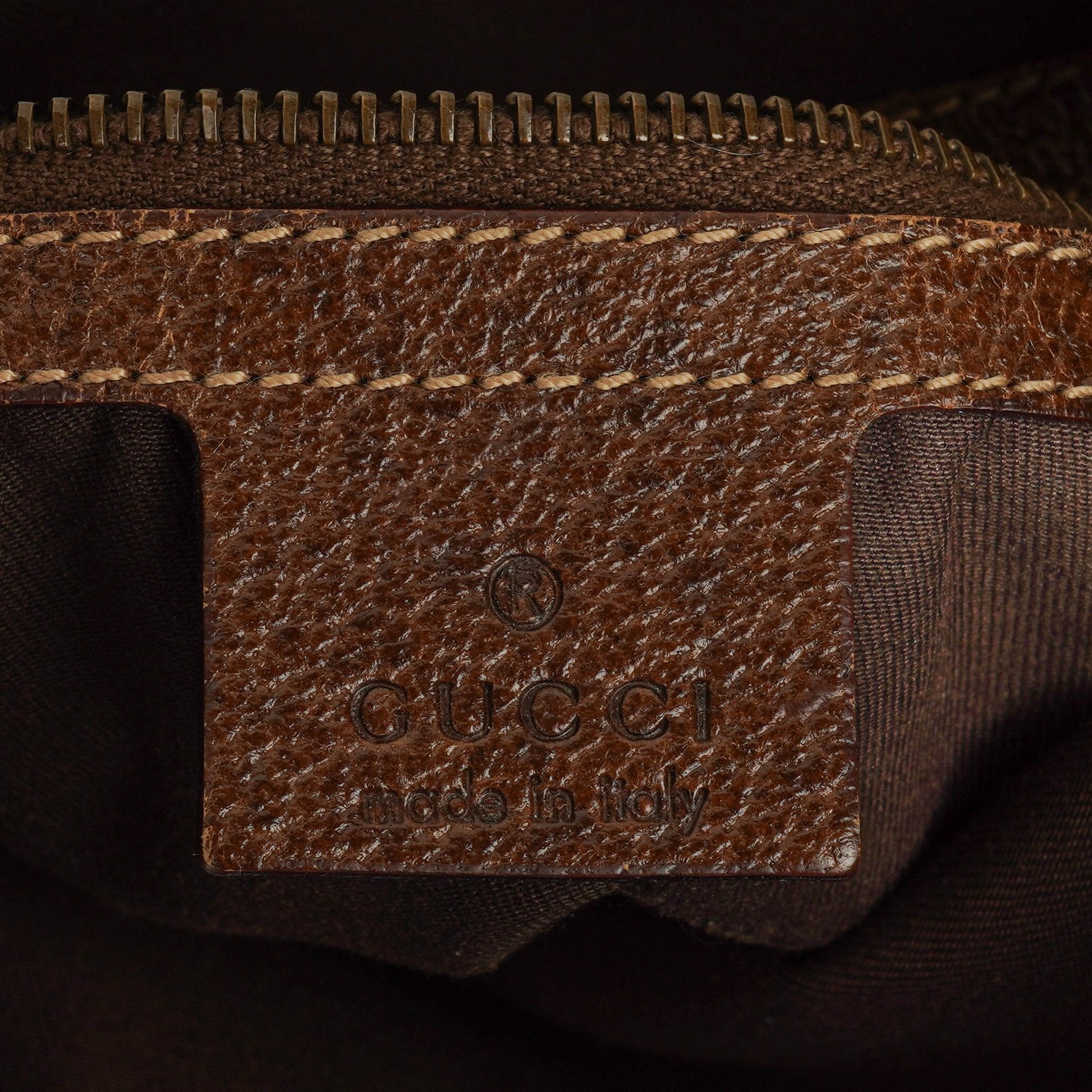 Gucci Pelham Small Schultertasche aus GG Canvas in Beige/Ebony mit Nieten