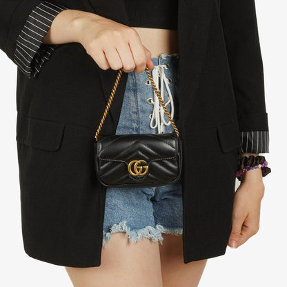 Gucci GG Marmont 2.0 Münztasche an Kette aus schwarzem Matelassé-Kalbsleder