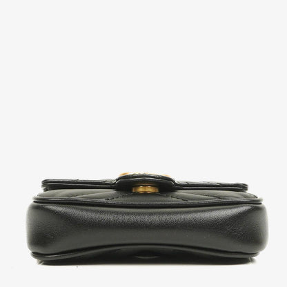 Gucci GG Marmont 2.0 Münztasche an Kette aus schwarzem Matelassé-Kalbsleder