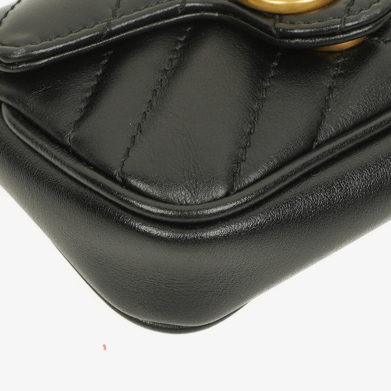 Gucci GG Marmont 2.0 Münztasche an Kette aus schwarzem Matelassé-Kalbsleder