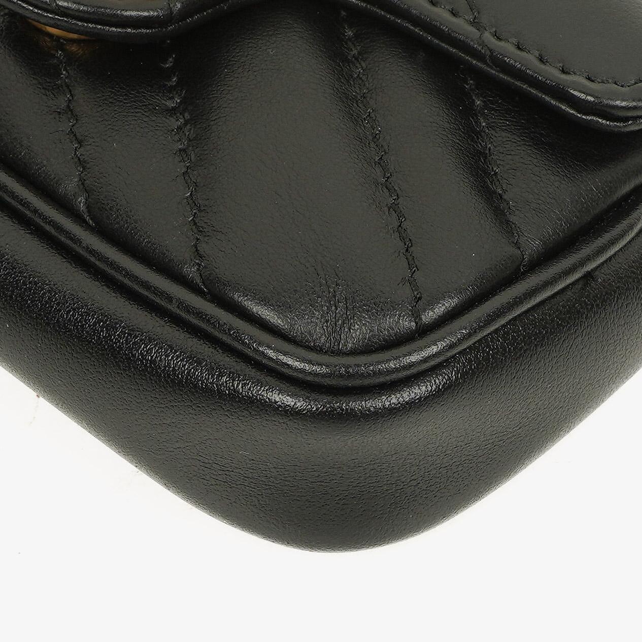 Gucci GG Marmont 2.0 Münztasche an Kette aus schwarzem Matelassé-Kalbsleder