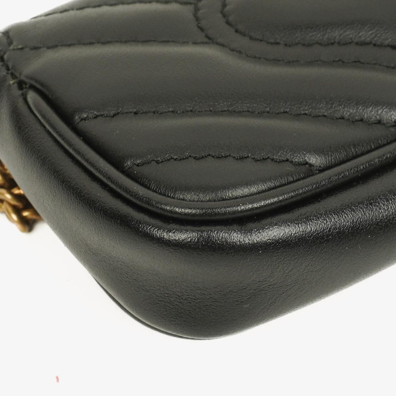 Gucci GG Marmont 2.0 Münztasche an Kette aus schwarzem Matelassé-Kalbsleder