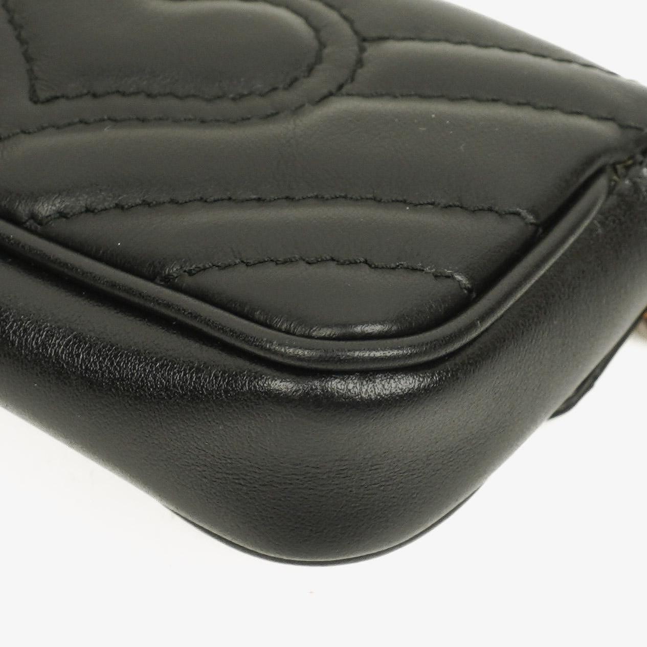 Gucci GG Marmont 2.0 Münztasche an Kette aus schwarzem Matelassé-Kalbsleder