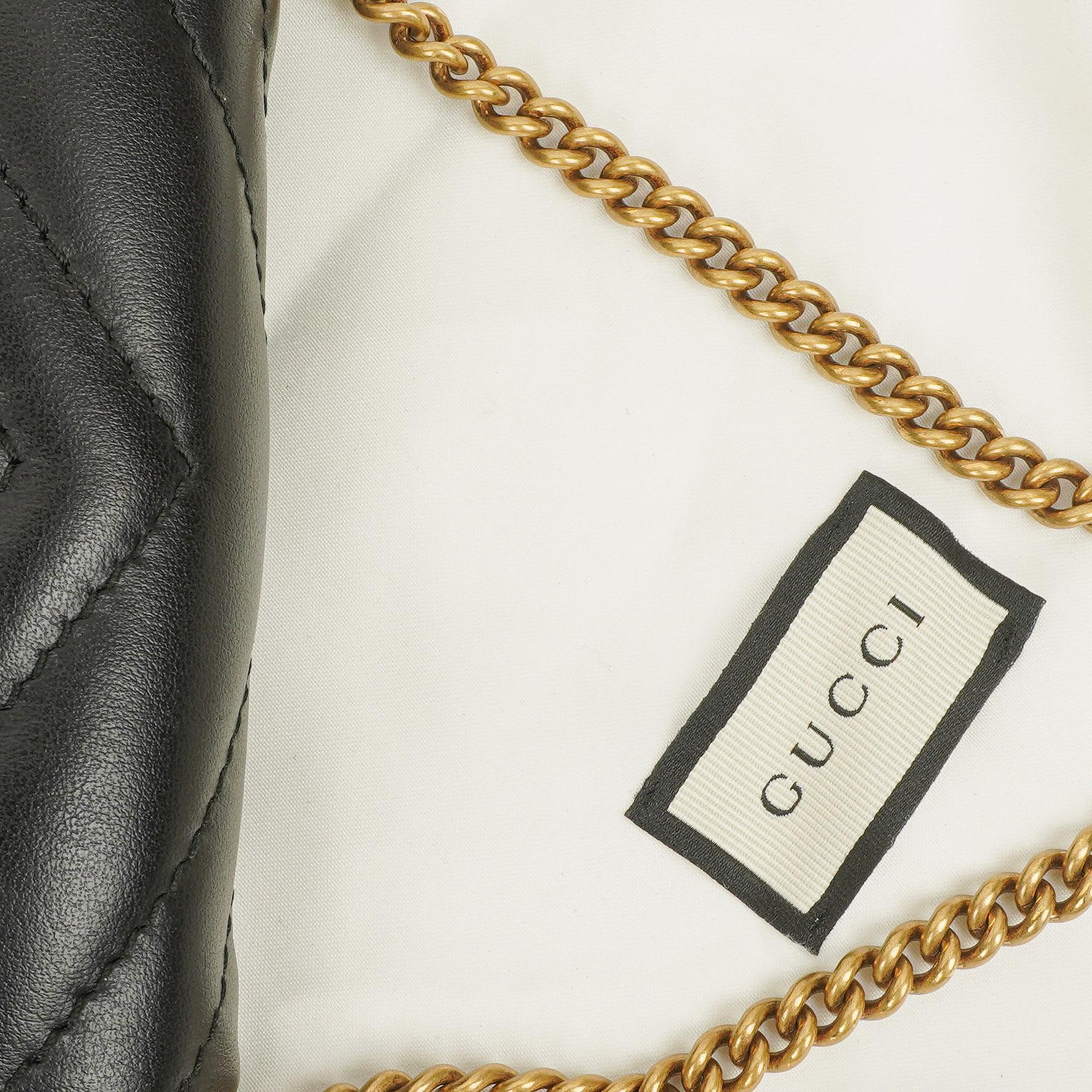 Gucci GG Marmont 2.0 Münztasche an Kette aus schwarzem Matelassé-Kalbsleder