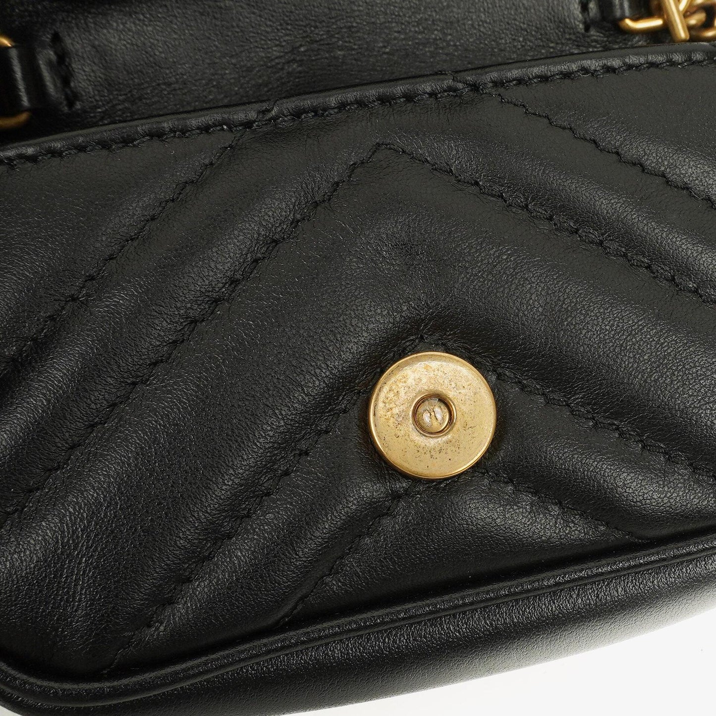 Gucci GG Marmont 2.0 Münztasche an Kette aus schwarzem Matelassé-Kalbsleder