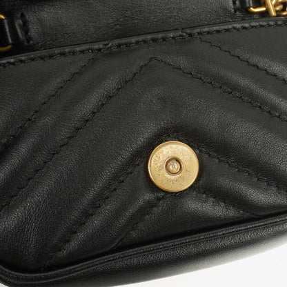 Gucci GG Marmont 2.0 Münztasche an Kette aus schwarzem Matelassé-Kalbsleder