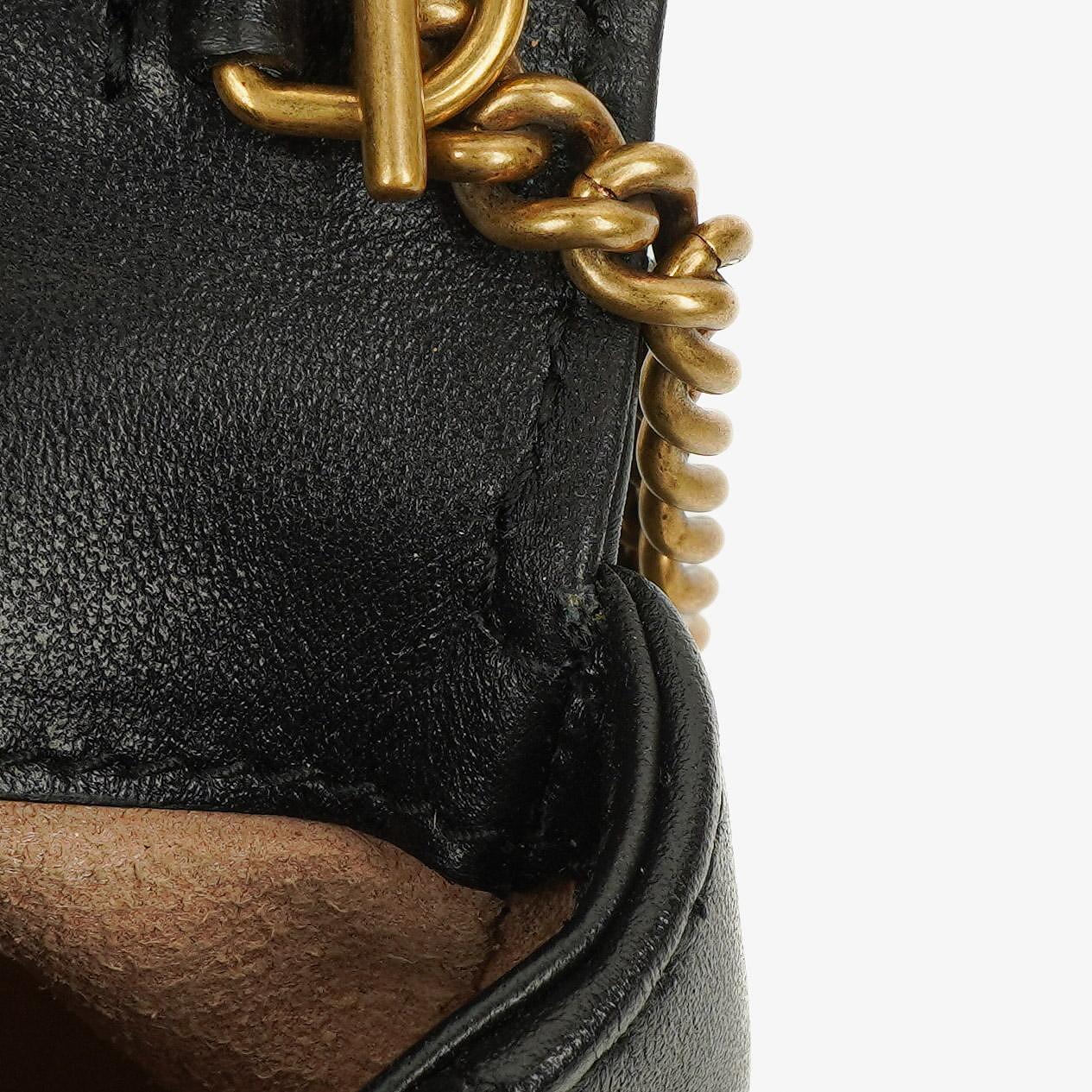 Gucci GG Marmont 2.0 Münztasche an Kette aus schwarzem Matelassé-Kalbsleder